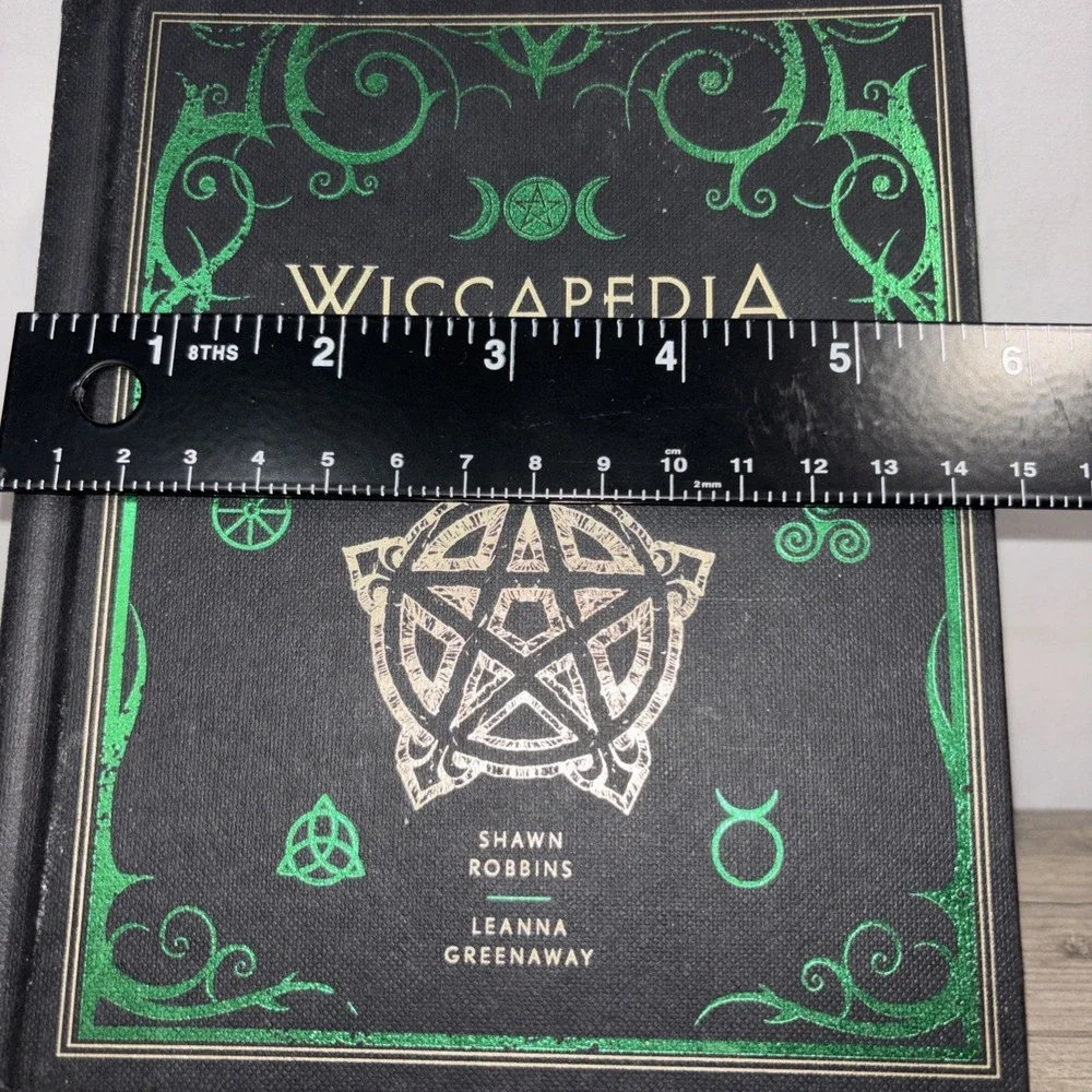 Wiccapedia: A Modern-Day White Witch's Guide (The Modern-Day Witch, 1) (Volu...